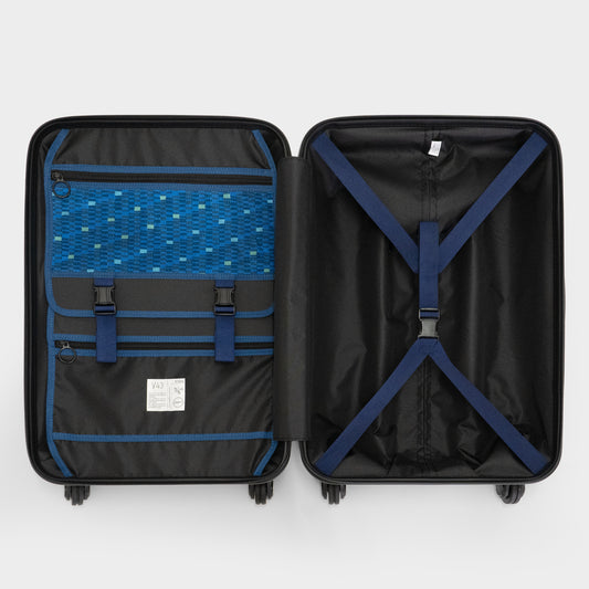 本体内装には東海道新幹線N700系typeAの座席モケット生地を使用。東海道新幹線N700系typeAのシートは、“ベルベット”や“ビロード”と呼ばれるモケット生地で、上質な見た目や触り心地の良さが特徴です。表面のパイルは毛足が短く起毛仕立てになっていて、摩擦に強い特徴があります。トップ側は荷物を収納する仕切りとファスナーポケットと、ボトム側には荷物を固定できるベルトが付いています。