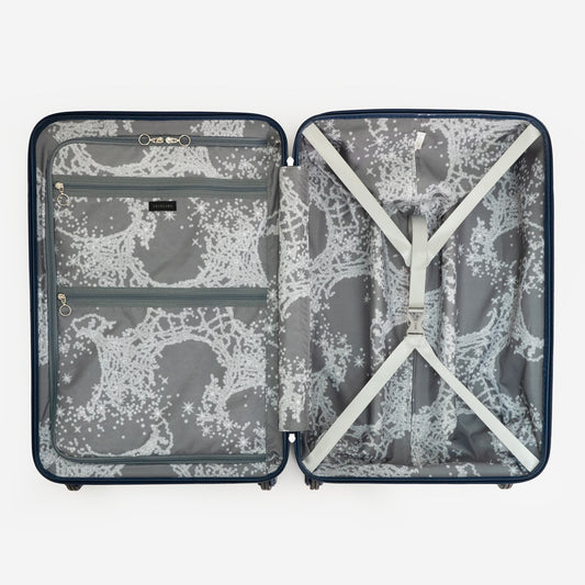 Brush北海道カラーパレットスーツケース(キャリーケース)の内装には、本体シェルのカラーに合わせ、色彩採集したモチーフのパターンデザインを施した、北海道の情景が薫るデザインです。03函館ネイビーには、美しい函館の夜景を閉じ込めました。荷物を収納する仕切りとファスナーポケット。本体トップ側は、床に置きスーツケースを閉じる時にトップ側の荷物が崩れ落ちない仕様で、ファスナーポケットが2つ付いています。ボトム側は荷物を固定できるベルト付きです。