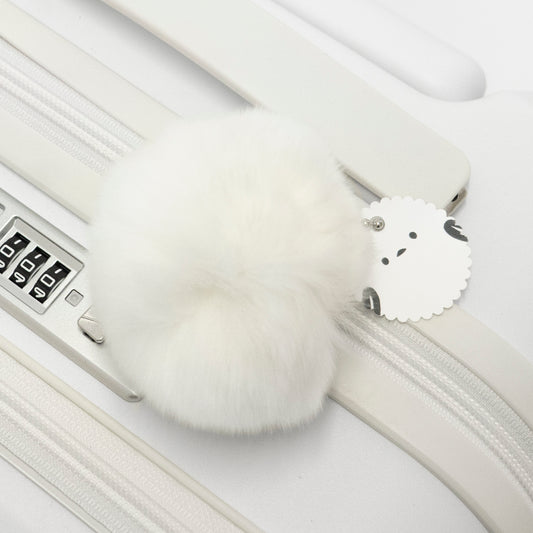 Brush 北海道カラーパレットスーツケースLTDにはシマエナガのもふもふを彷彿させるチャーム付き。