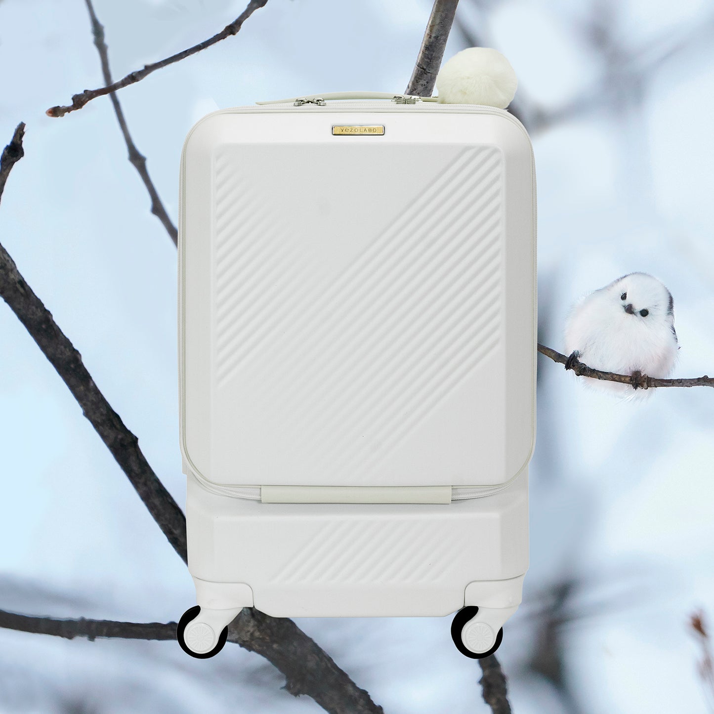 北海道に生息する「雪の妖精・シマエナガ」から着想を得た「Brush 北海道カラーパレットスーツケースLTD」06シマエナガホワイト。温かみのあるホワイトに、内装デザインにも雪と戯れる愛くるしいシマエナガのイラストパターンを施しています。シマエナガのもふもふを彷彿させるチャーム付き。日本製スーツケース(キャリーケース)です。