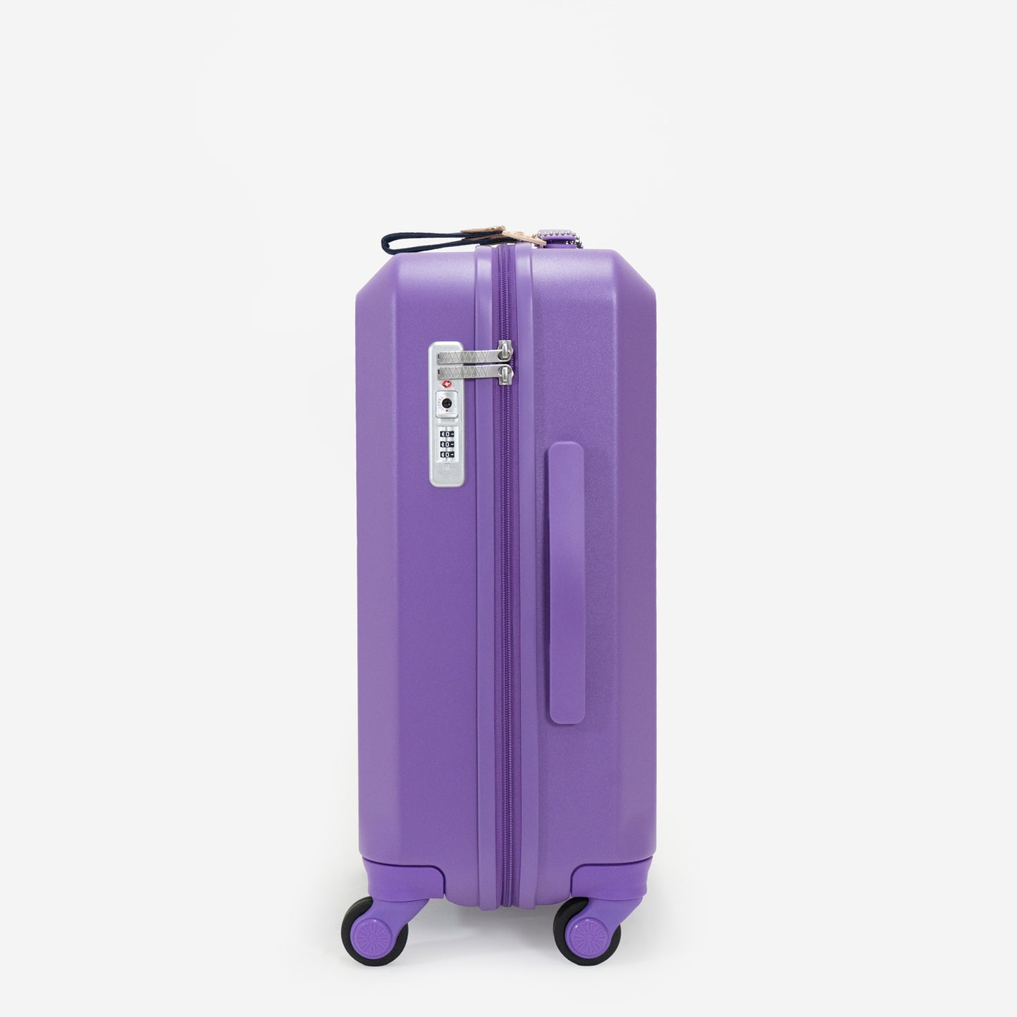 富良野が誇る、太陽の日差しをたっぷり浴びた美しいラベンダーから着想を得た「Brush 北海道カラーパレットスーツケースLTD2」07富良野ラベンダー。内装デザインには可愛らしいラベンダーブーケのイラストパターンを施しています。本体カラーを引き立たせるシックな色味のホック付きループチャーム付き。日本製スーツケース(キャリーケース)です。