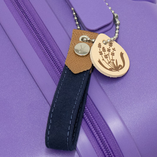 Brush 北海道カラーパレットスーツケースLTD2(キャリーケース)にはシックなパープルカラーのホック付きループチャーム付き。ラベンダーデザインのレザータグも付属しています。