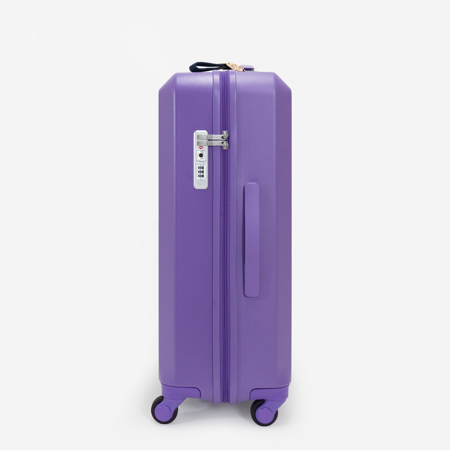 富良野が誇る、太陽の日差しをたっぷり浴びた美しいラベンダーから着想を得た「Brush 北海道カラーパレットスーツケースLTD2」07富良野ラベンダー。内装デザインには可愛らしいラベンダーブーケのイラストパターンを施しています。本体カラーを引き立たせるシックな色味のホック付きループチャーム付き。日本製スーツケース(キャリーケース)です。