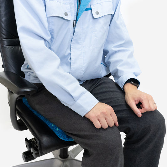 厚みが約4cmのしっかりした「N700系typeA東海道新幹線モケットざぶとん」。ご自宅や会社のチェアでも新幹線旅を感じる、長時間のデスクワークに最適な厚みです。