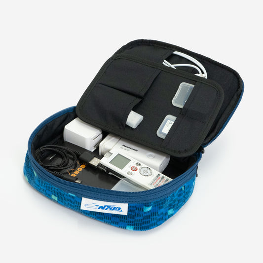 「N700系typeA東海道新幹線モケットガジェットポーチ」の内側には仕切りポケットが多数。SDカードなど小さいものから、コード類、モバイルバッテリーなどの電子機器まで収納可能です。