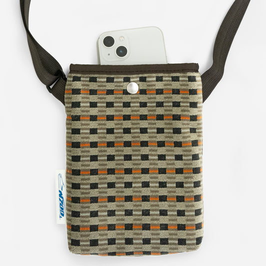 「N700系typeA東海道新幹線モケットスマホショルダー」にはスマートフォンがゆとりを持って収納できます。縦長の形状で仕切りポケットもついているので、細かい荷物もスッキリ収納。ワンマイルの移動にも、旅行のサブバッグでもお使いいただけます。