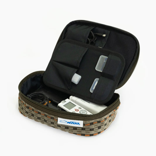 「N700系typeA東海道新幹線モケットガジェットポーチ」の内側には仕切りポケットが多数。SDカードなど小さいものから、コード類、モバイルバッテリーなどの電子機器まで収納可能です。