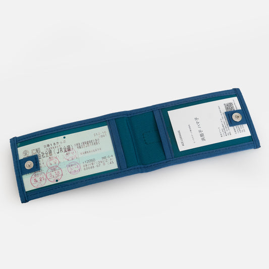 N700A東海道新幹線モケットラゲージタグの内側には、両面にチケットホルダーが付いています。片側は青春18きっぷのサイズも収納可能なロングサイズ、もう片側には新幹線チケットや領収書、ラゲージタグとして名刺なども入れてお使いいただけます。