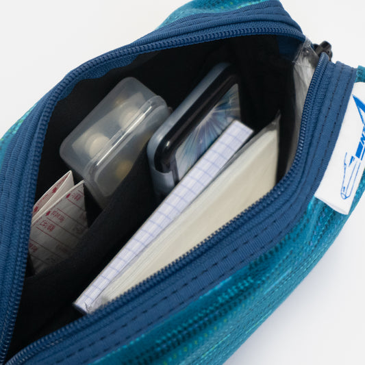 N700A東海道新幹線モケットポーチの内側には仕切りポケットがあり、絆創膏や薬などが底に沈まないように収納できます。