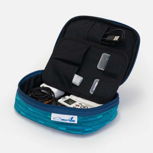 N700A東海道新幹線モケットガジェットポーチの内側には仕切りポケットが多数。SDカードなど小さいものから、コード類、モバイルバッテリーなどの電子機器まで収納可能です。