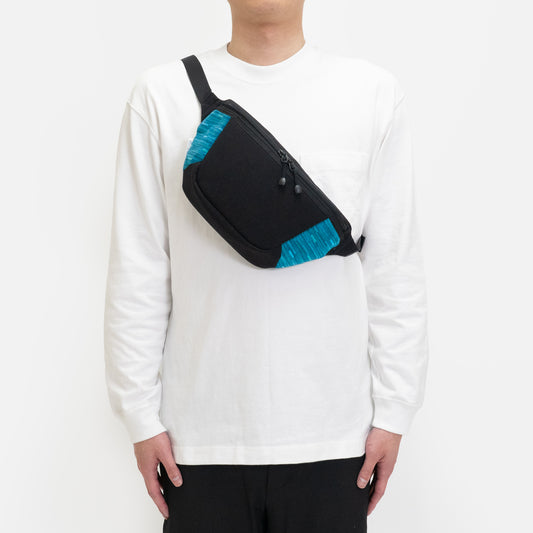 身長約170cmの方がN700A東海道新幹線モケットウエストバッグをナナメ掛けした時のイメージ