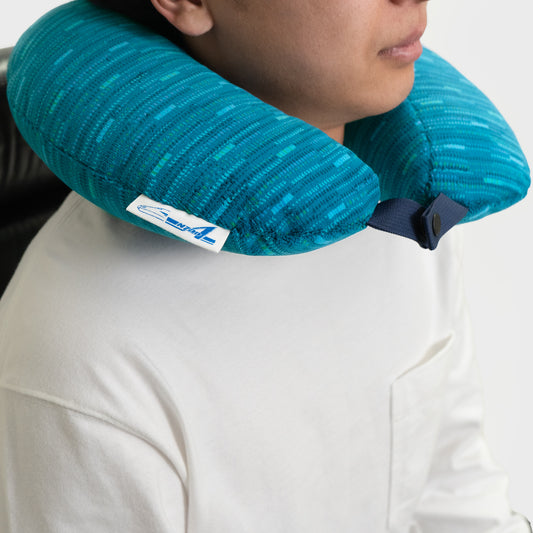 N700A東海道新幹線モケットネックピローは、ホックで留めたり外したりできるので、首元の加減に合わせてお使いいただけます。