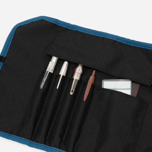 本体内側には、ペン仕切りのスペースを4つ配置。各スペースは一般的な太さのペンが1本収納可能なサイズです。
上部のフラップは、ペンケースを巻いたときにペンが傷つきにくい構造になっています。