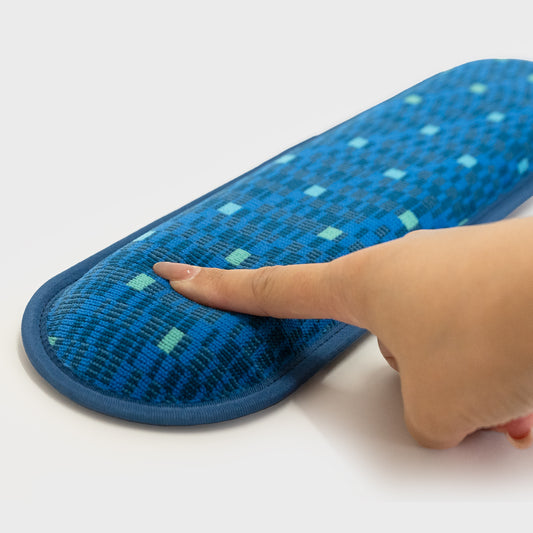 厚みは約2cm。適度な硬さの中綿と触り心地の良いモケット生地で手首の負担を軽減し、快適にお使いいただけます。