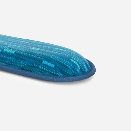 厚みは約2cm。適度な硬さの中綿と触り心地の良いモケット生地で手首の負担を軽減し、快適にお使いいただけます。