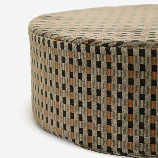 厚みが13cmのしっかりしたクッション。プライベートな空間でも新幹線旅を感じられます。