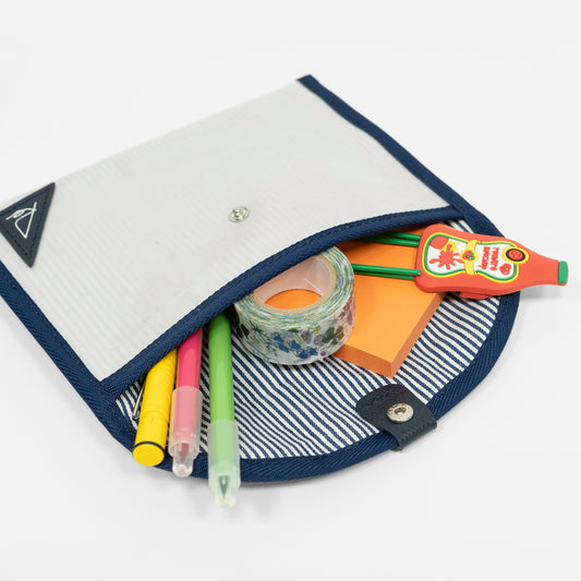 「Marina 横浜・八景島ヨットセイルドキュメントケース」はA6サイズ対応で、付箋やペンなどのステーショナリーをまとめるポーチとして、また通帳やパスポートなどの収納にもお使いいただけます。