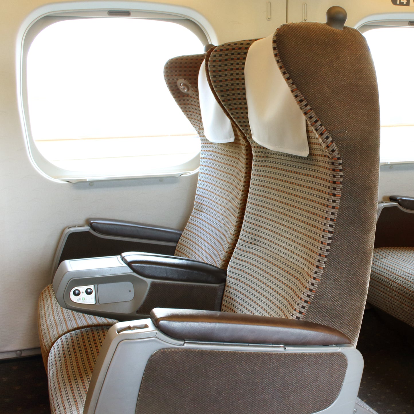 N700系typeA東海道新幹線モケットキーホルダーの本体素材には、N700系typeA東海道新幹線〈グリーン車〉の座席から取り出された生地を採用しています。