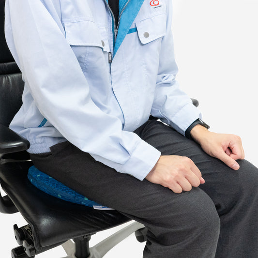 厚みが約6cmのしっかりした「N700系typeA東海道新幹線モケットドーナツクッション」。ご自宅や会社のチェアではもちろん、新幹線での長旅で長時間座り続ける際にお尻への負担を軽減してくれる、穴あきタイプのクッションです。