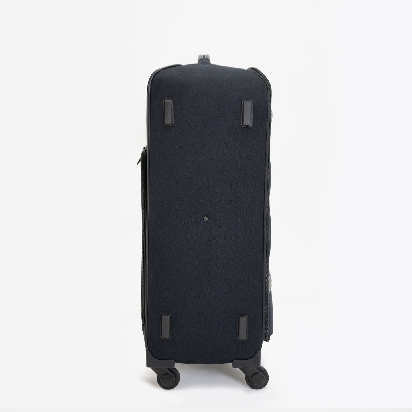 くるくると丸めながら折り畳めるフロントパネルで、狭いスペースでも場所を取らずに開閉できるソフトタイプのスーツケース(キャリーケース)「Haybale ローラブルソフトスーツケース」預け入れサイズ。側面には側面には家の中やホテルでスーツケースを床に置いたり、開閉する際に安定しやすいグライド付き。