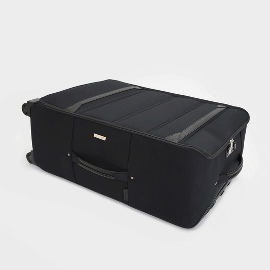 くるくると丸めながら折り畳めるフロントパネル。狭いスペースでも場所を取らずに開閉できるので、荷造りのほか、電車やバスの中など移動中の荷物の出し入れなどに有用「Haybale ローラブルソフトスーツケース」