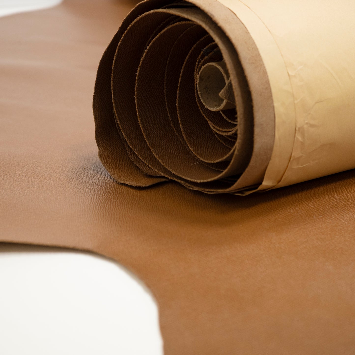 レザーキーホルダーの本体素材に採用したのは、少しだけ違う色味で仕上がってしまった、数量が足らなくて商品化できなかったなど、ほんのわずかな運命のいたずらで製品になれずにいるレザーたち。規格外になってしまい、革の倉庫でじっと待っているデッドストックレザーに新しい命を吹き込み、資材を循環させます。不定期に入荷する革のシボやカラーバリエーションの様々な表情を一期一会でお楽しみください。