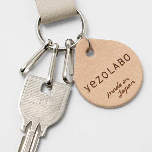 レザーキーホルダーは鍵をフックに引っ掛ける仕様で、フックパーツが3個ついています。