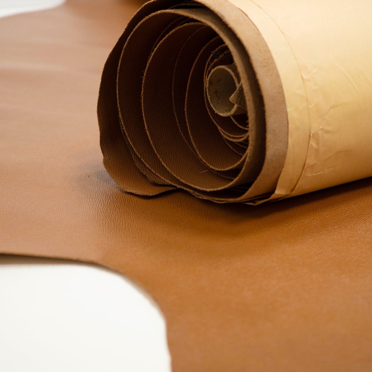 レザーカードケースの本体素材に採用したのは、少しだけ違う色味で仕上がってしまった、数量が足らなくて商品化できなかったなど、ほんのわずかな運命のいたずらで製品になれずにいるレザーたち。規格外になってしまい、革の倉庫でじっと待っているデッドストックレザーに新しい命を吹き込み、資材を循環させます。不定期に入荷する革のシボやカラーバリエーションの様々な表情を一期一会でお楽しみください。