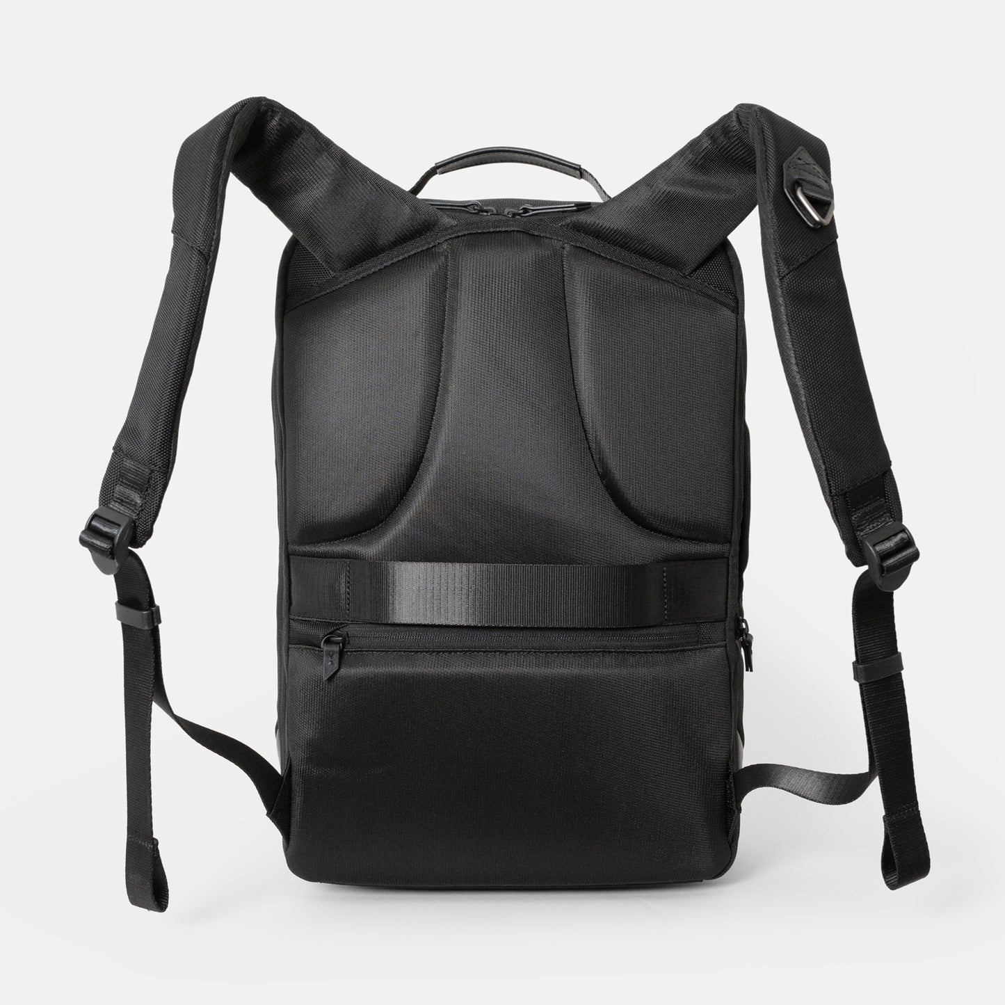 シンプルなフェイスデザインながら、ワーク・デイリーなどシーンによる荷物の増減に対応する、エキスパンダブル機能や内装デザインが施された「Floe (フロウ)ワーク&デイリーバックパック」Lサイズ。