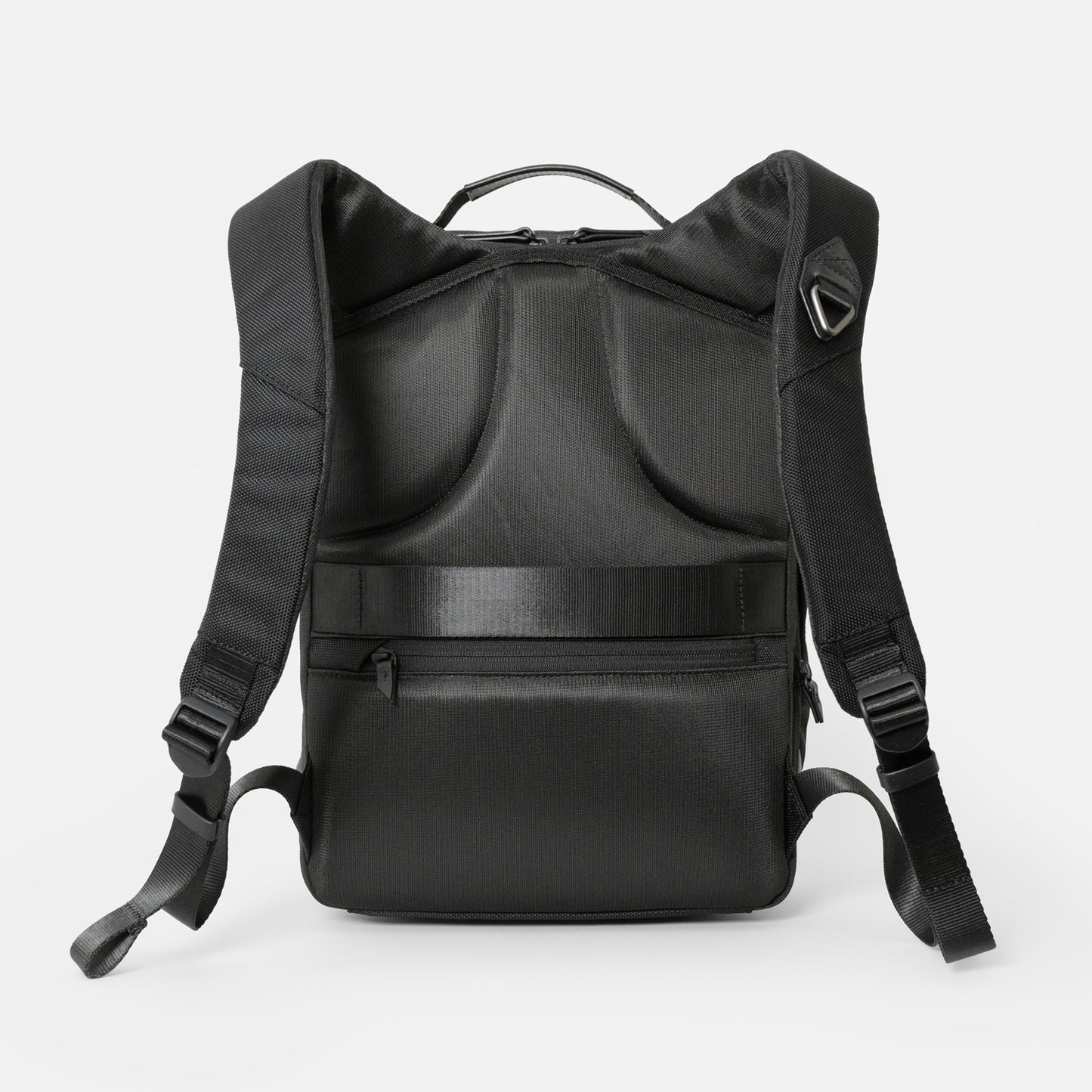 シンプルなフェイスデザインながら、ワーク・デイリーなどシーンによる荷物の増減に対応する、エキスパンダブル機能や内装デザインが施された「Floe (フロウ)ワーク&デイリーバックパック」Mサイズ。