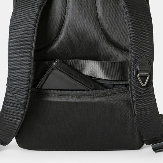 Floe ワーク&デイリーバックパックの背面下部にはファスナーポケットを配置し、長財布やICカード、スマートフォンなど貴重品を収納できます。