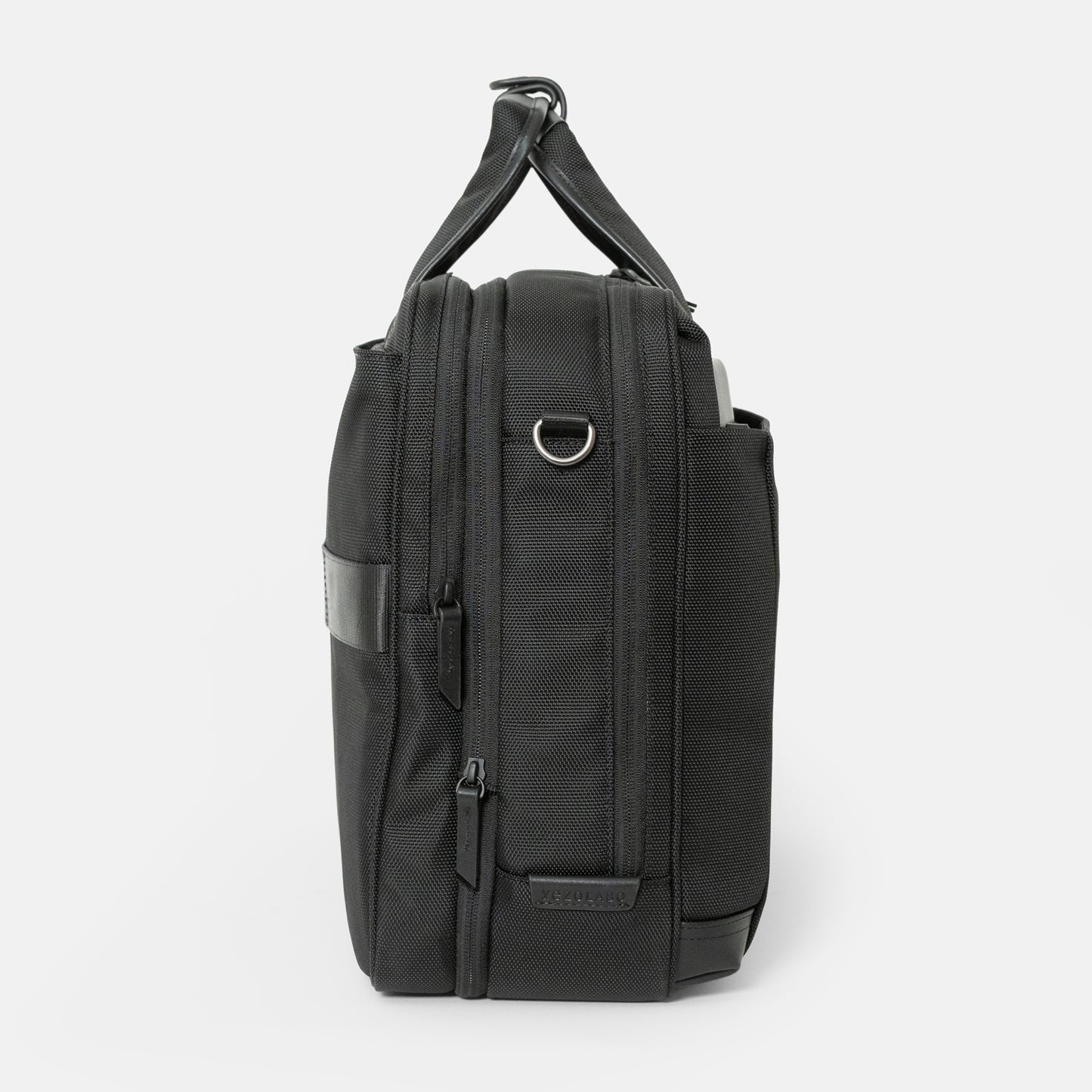 シンプルなフェイスデザインながら、ワークシーンによる荷物の増減に対応する、エキスパンダブル機能や内装デザインが施された「Floe (フロウ)ワーク&デイリーブリーフケース」。Lサイズ