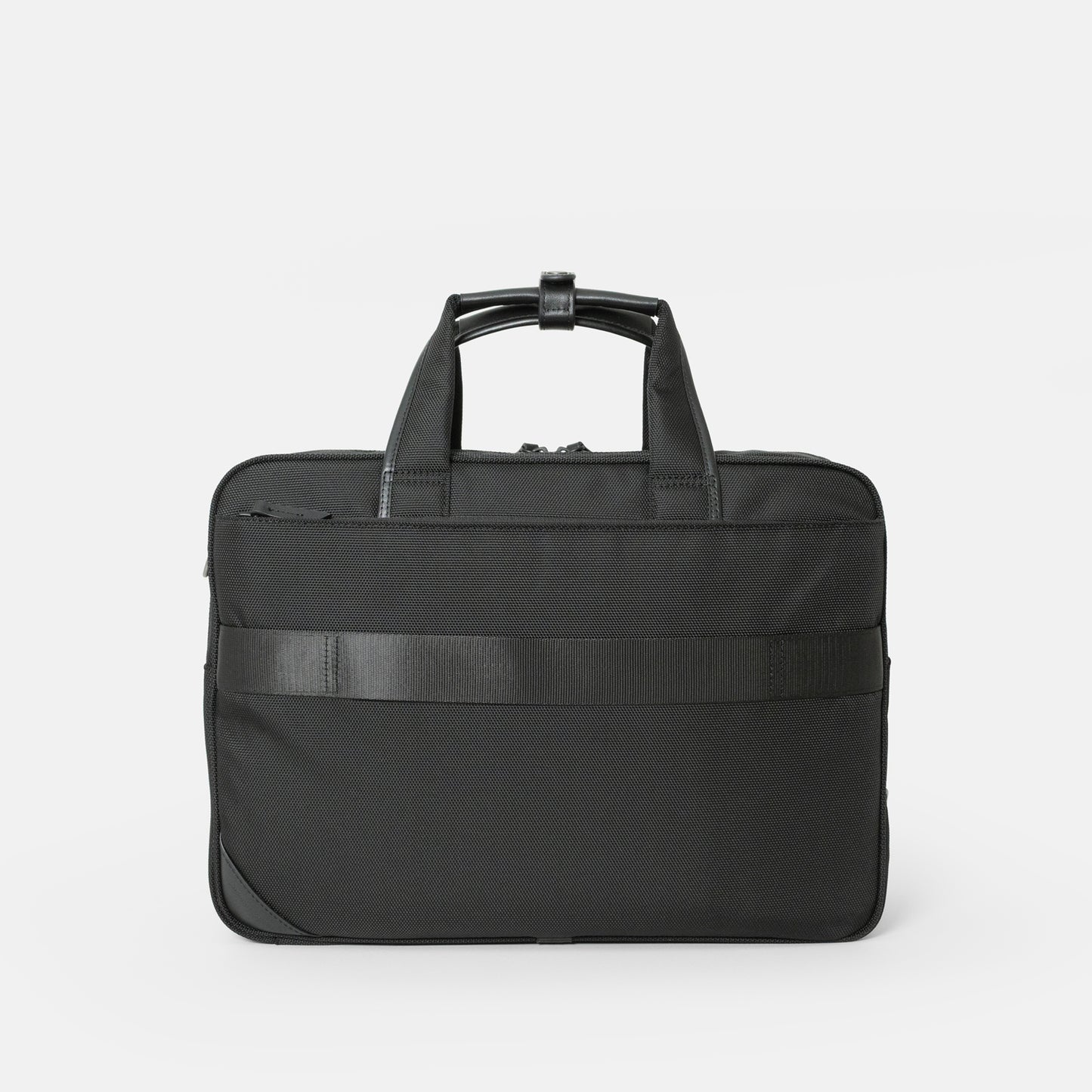 シンプルなフェイスデザインながら、ワークシーンによる荷物の増減に対応する、エキスパンダブル機能や内装デザインが施された「Floe (フロウ)ワーク&デイリーブリーフケース」。Mサイズ
