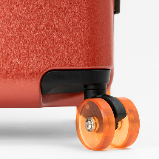 アイシクル フレームスーツケース(キャリーケース)は、それぞれのボディカラーとは異なるカラーのキャスターを取り合わせた個性が光る佇まい。ダブルホイールキャスターで、直径5.5cm、1.5cmの厚みがあり耐摩耗性が高いことに加え、走行時の抵抗が少なく凹凸の激しいコンクリート道などでも楽に力強く引くことができます。ホイール部には滑らかな走行を可能にする、ベアリングが内蔵。始動抵抗と回転抵抗が低減され、摩擦による車軸の発熱を緩和し、タイヤの劣化を防ぐ効果があります。レッド×オレンジ