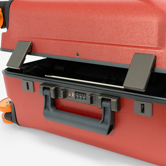 アイシクル フレームスーツケース(キャリーケース)のフレーム素材には、軽量でありながら高い剛性を兼ね備えたこの高性能素材のマグネシウム合金を使用。フレームタイプならではの高い耐久性と保護性に加え密閉性にも優れた構造が、外部からの衝撃やほこり・雨などの侵入を防ぎ、大切な荷物をしっかりと守ります。ラッチ式センターロックは、暗証番号を設定後に中央部両側のスライドボタンをつまむだけでワンタッチでスムーズに開錠が可能。