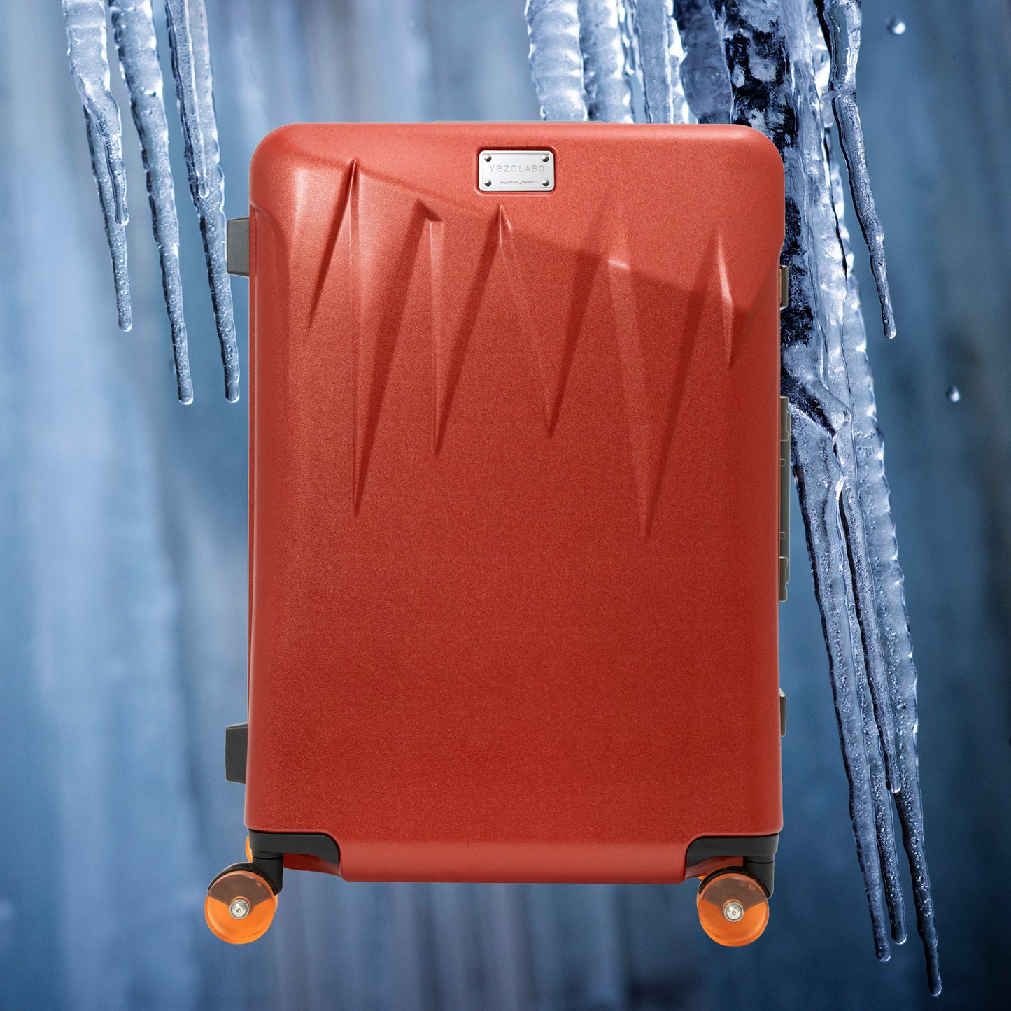 北海道の冬の絶景、氷柱(つらら)からインスピレーションを受けた、日本製フレームタイプICICLE-アイシクル フレームスーツケース(キャリーケース)。太く鋭い氷柱をモチーフにデザインされた立体的なボディシェルリブに、ボディカラーとカラーキャスターの取り合わせで個性が際立つデザインです。