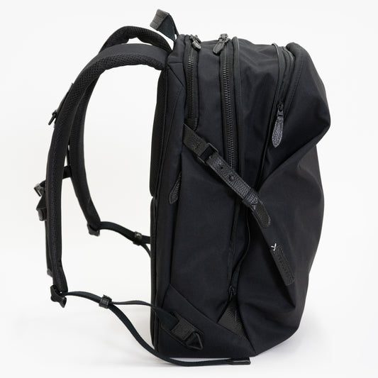 「Momonga ユーティリティバックパック」の荷物量の増減に合わせて、バックパックを拡張できるエキスパンド機能。上部を広く拡張させることで、荷物を入れても下に落ちにくく、凛としたシルエットを保てます。