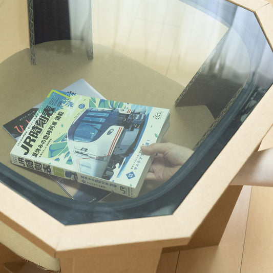 「N700系typeA東海道新幹線窓mCBテーブル」の天板窓の下部にある棚スペースには、雑誌やリモコンなどを置くことができます。