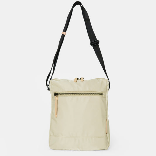 光沢感が美しい日本製「Strollクロスボディバッグシリーズ」06アイボリー/縦型ショルダーバッグ。季節ごとの景色を楽しむ散策やワンマイルの移動など、さまざまなシーンでお使いいただけるサイズ感で、ソフトな仕上がりで荷物もたっぷり入るショルダーバッグです。