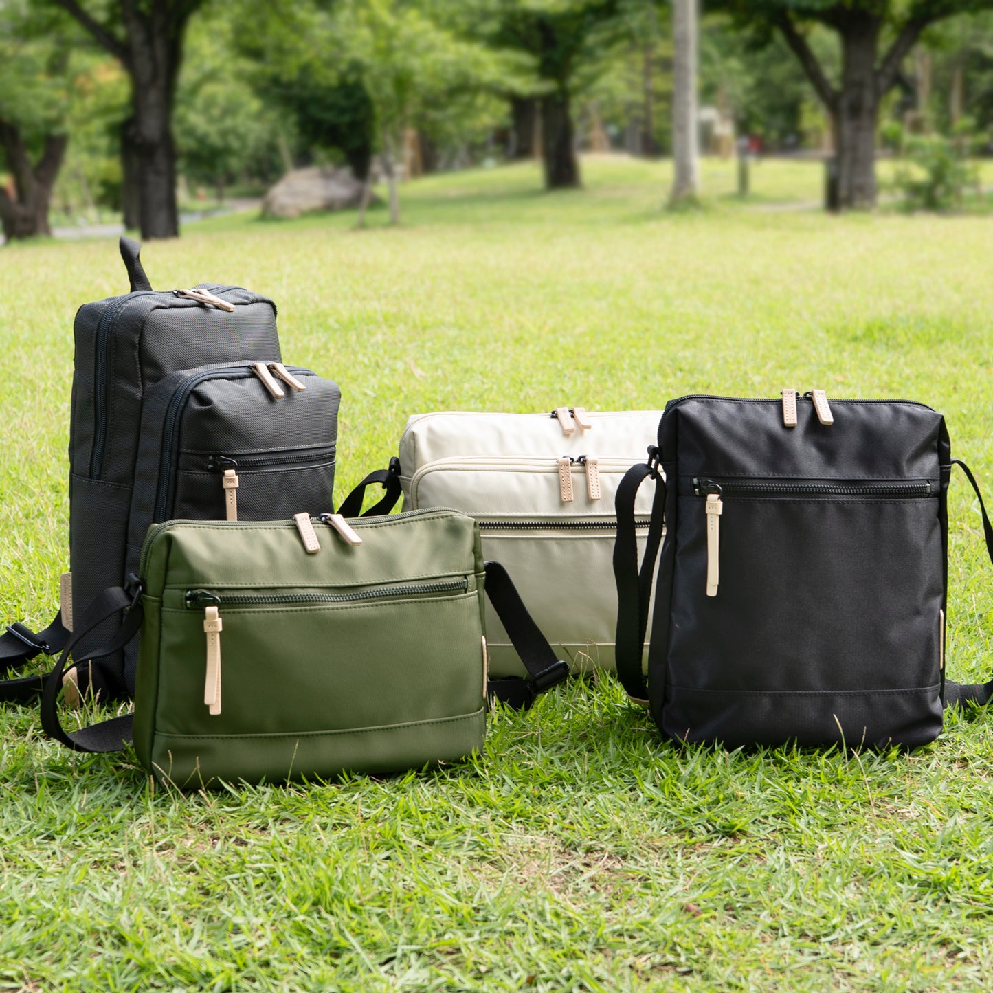 光沢感が美しい日本製「Strollクロスボディバッグシリーズ」ショルダーバッグ/ボディバッグ。季節ごとの景色を楽しむ散策やワンマイルの移動など、さまざまなシーンでお使いいただけるサイズ感で、ソフトな仕上がりで荷物もたっぷり入るショルダーバッグです。