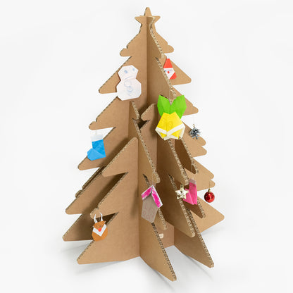 mCBクリスマスツリーには、キッズのアートをオーナメントとして飾ればさらにキュートに変身。折り紙製のオーナメントを飾ったり、直接お絵描きしたり。シールを貼ってデコレーションすることも可能です。