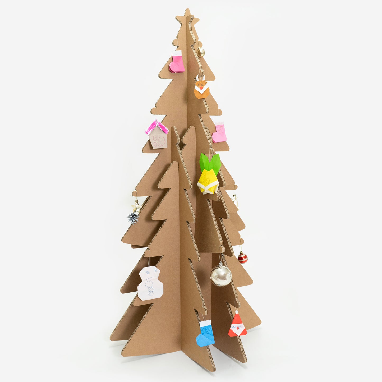 mCBクリスマスツリーには、キッズのアートをオーナメントとして飾ればさらにキュートに変身。折り紙製のオーナメントを飾ったり、直接お絵描きしたり。シールを貼ってデコレーションすることも可能です。