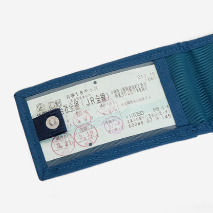 付属のモケットラゲージタグはホックで留めて、収納しているチケットや個人情報を隠すことができます。