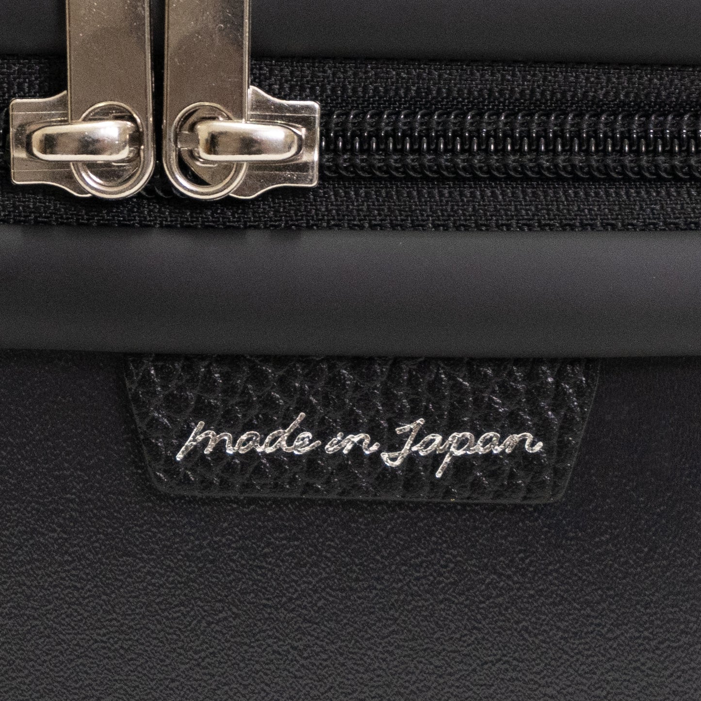 側面には北海道産の牛革シュリンクレザーにメイドインジャパンの刻印が入った日本製の証がついています。