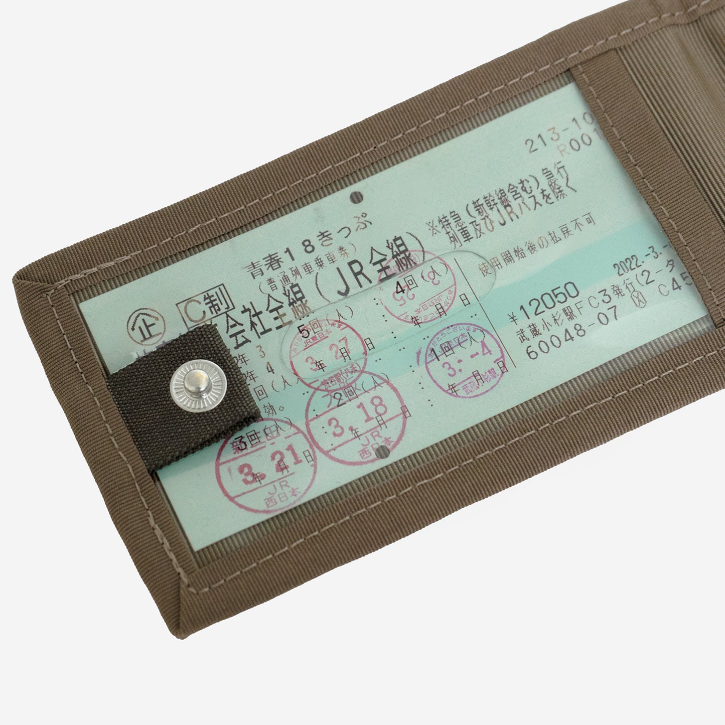 「N700系typeA東海道新幹線モケットハードスーツケース」付属チケットホルダーは、青春18きっぷなどの長さがあるチケットも入るサイズ。両面に収納スペースがあるので、複数枚でも見やすい仕様です。ホックで留めて、収納しているチケットや個人情報を隠すことができます。