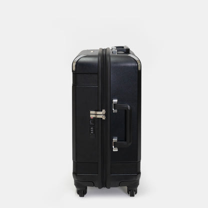 北海道産の牛革を贅沢にあしらった、オーセンティックな佇まいの日本製ハードスーツケース （キャリーケース）「Trunkレザーバンドハードスーツケース」。側面にTSロックが付いています。機内持込CABIN／01ブラック