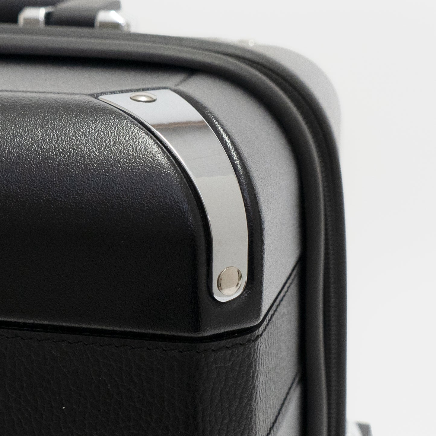 Trunkレザーバンドハードスーツケースはコーナー部分にメタルパーツを採用。メタル部分のソリッド感と、レザーの温もりのコントラストが特徴的なデザインです。