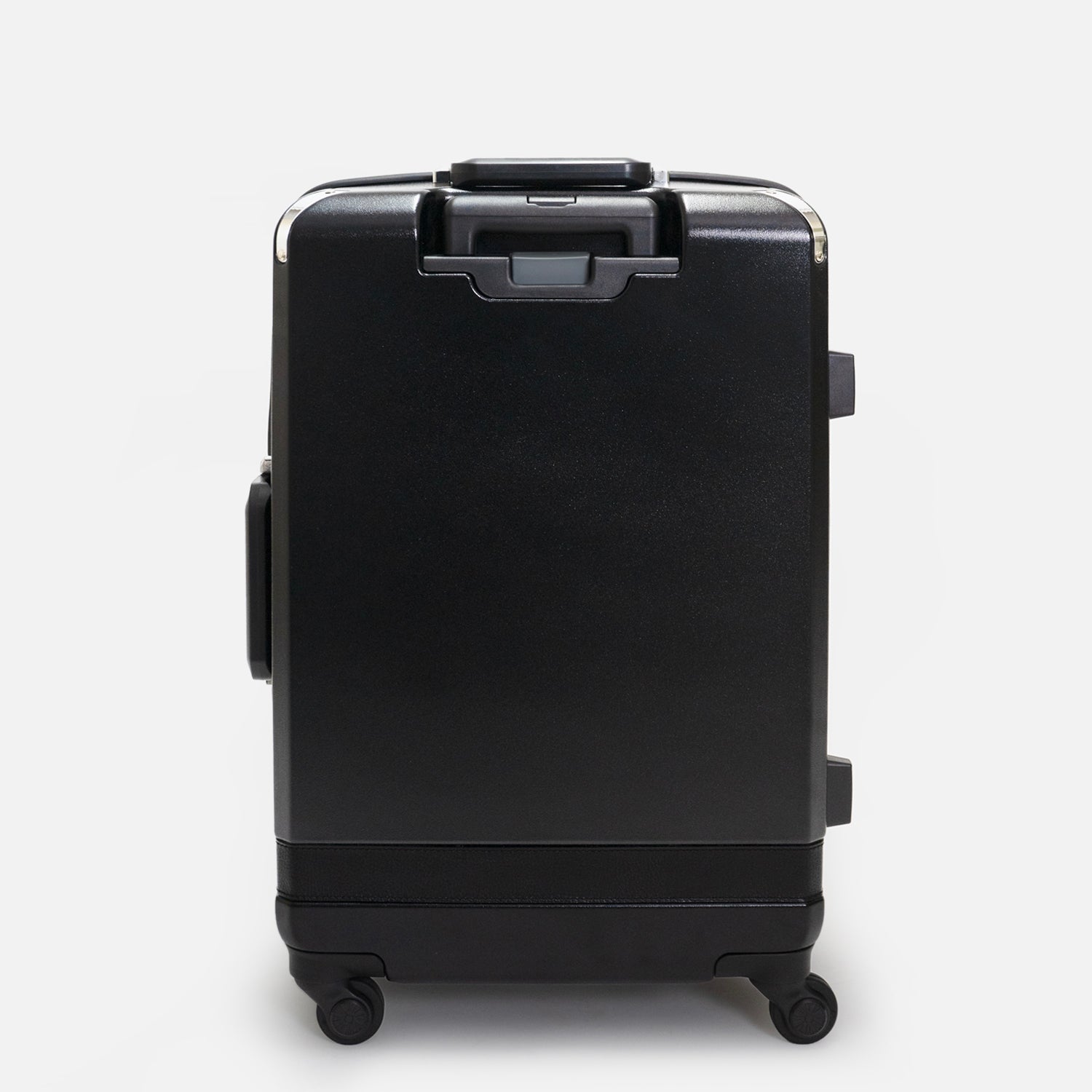 北海道産の牛革を贅沢にあしらった、オーセンティックな佇まいの日本製ハードスーツケース （キャリーケース）「Trunkレザーバンドハードスーツケース」。背面下部にも革が渡る、贅沢なデザインです。預け入れMIDDLEサイズ／01ブラック