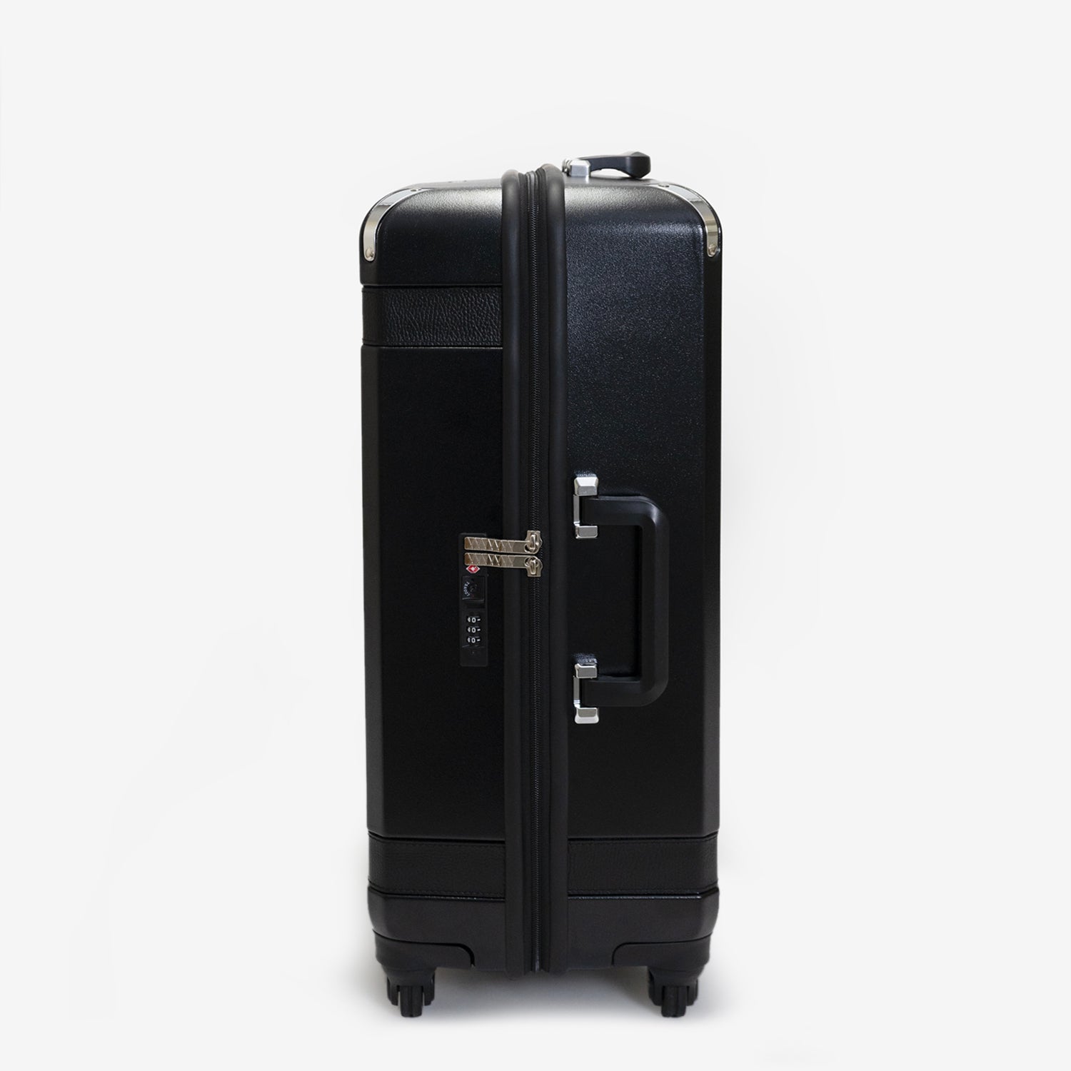 北海道産の牛革を贅沢にあしらった、オーセンティックな佇まいの日本製ハードスーツケース （キャリーケース）「Trunkレザーバンドハードスーツケース」。側面にTSロックが付いています。預け入れMIDDLEサイズ／01ブラック
