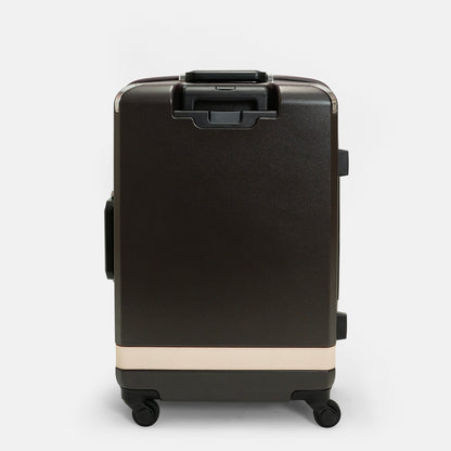 北海道産の牛革を贅沢にあしらった、オーセンティックな佇まいの日本製ハードスーツケース （キャリーケース）「Trunkレザーバンドハードスーツケース」。背面下部にも革が渡る、贅沢なデザインです。預け入れMIDDLEサイズ／08ブラウン